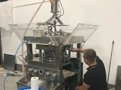 Prensa de tabletas y envasadora de blíster exportada a Hungría